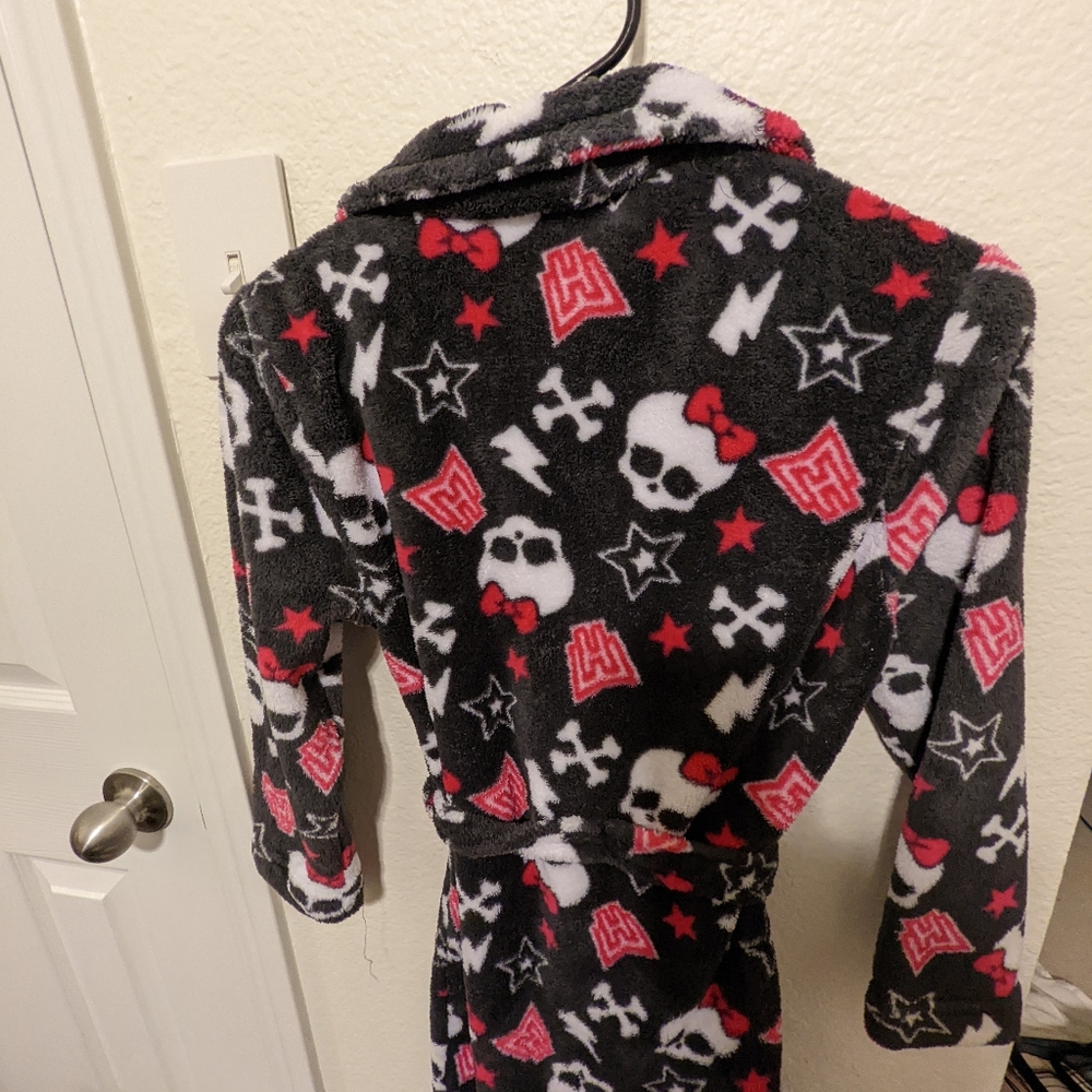 Robe - Picture 2 of 4
